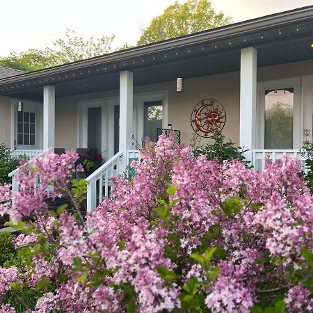 Summer Solstice Bed & Breakfast ナイアガラオンザレイク エクステリア 写真