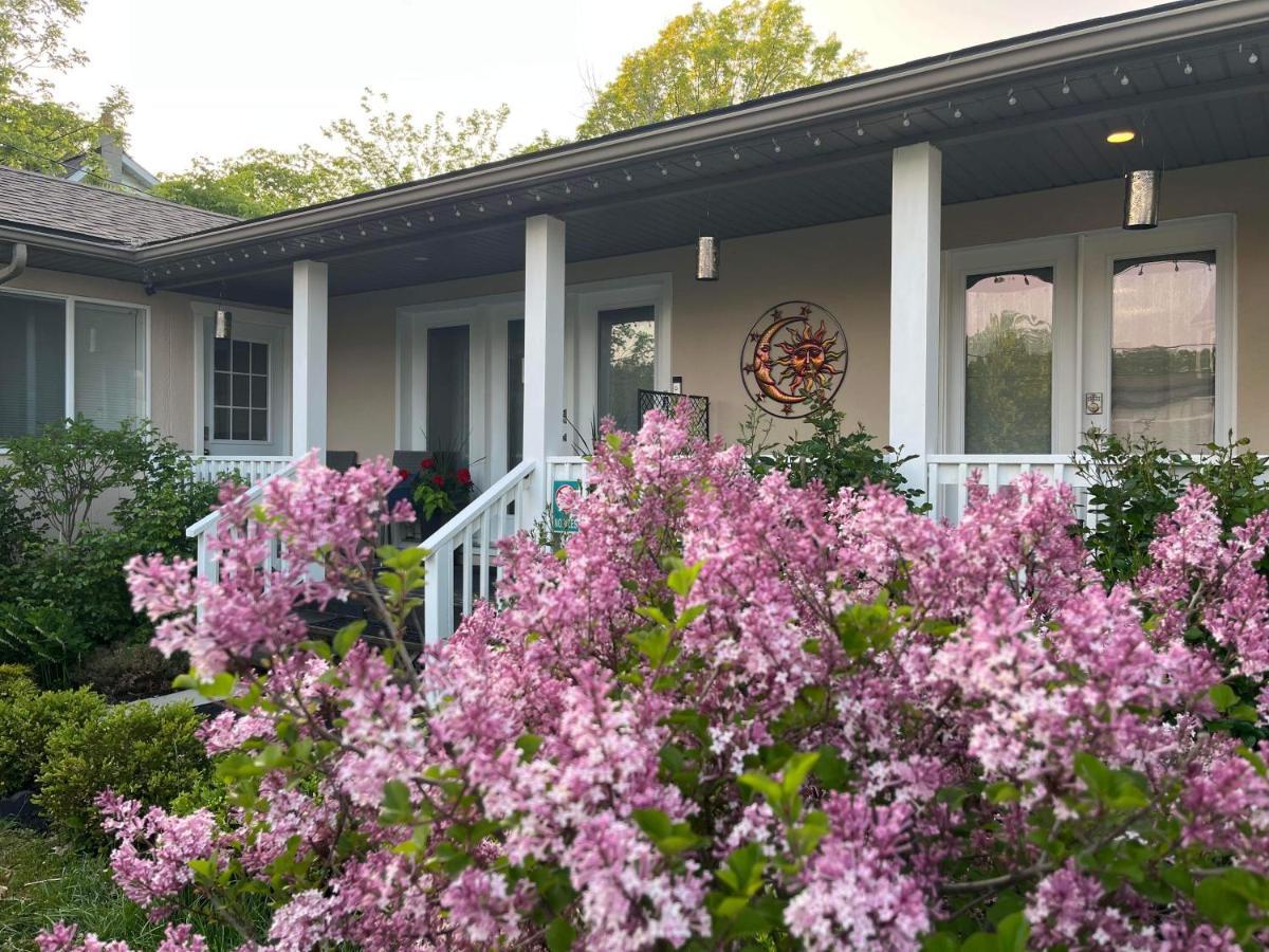 Summer Solstice Bed & Breakfast ナイアガラオンザレイク エクステリア 写真
